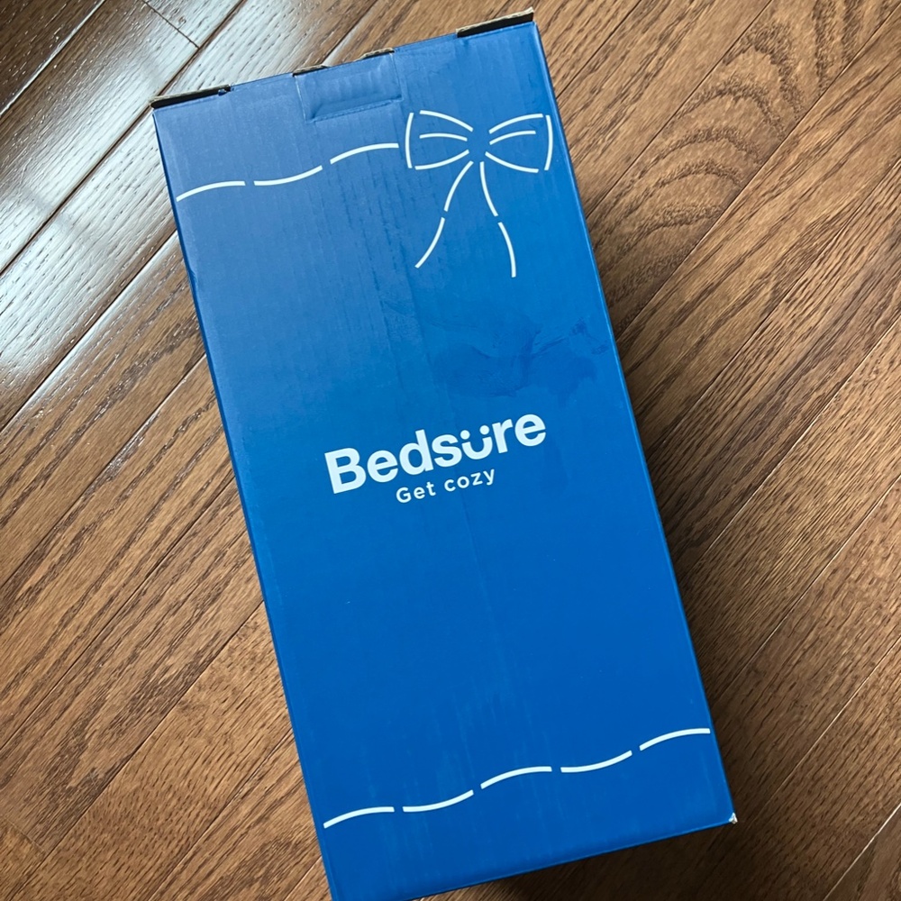 NEW IN BOX Bedsure wearable blanket